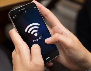 Image：Smartphone labeled “Free Wi-Fi