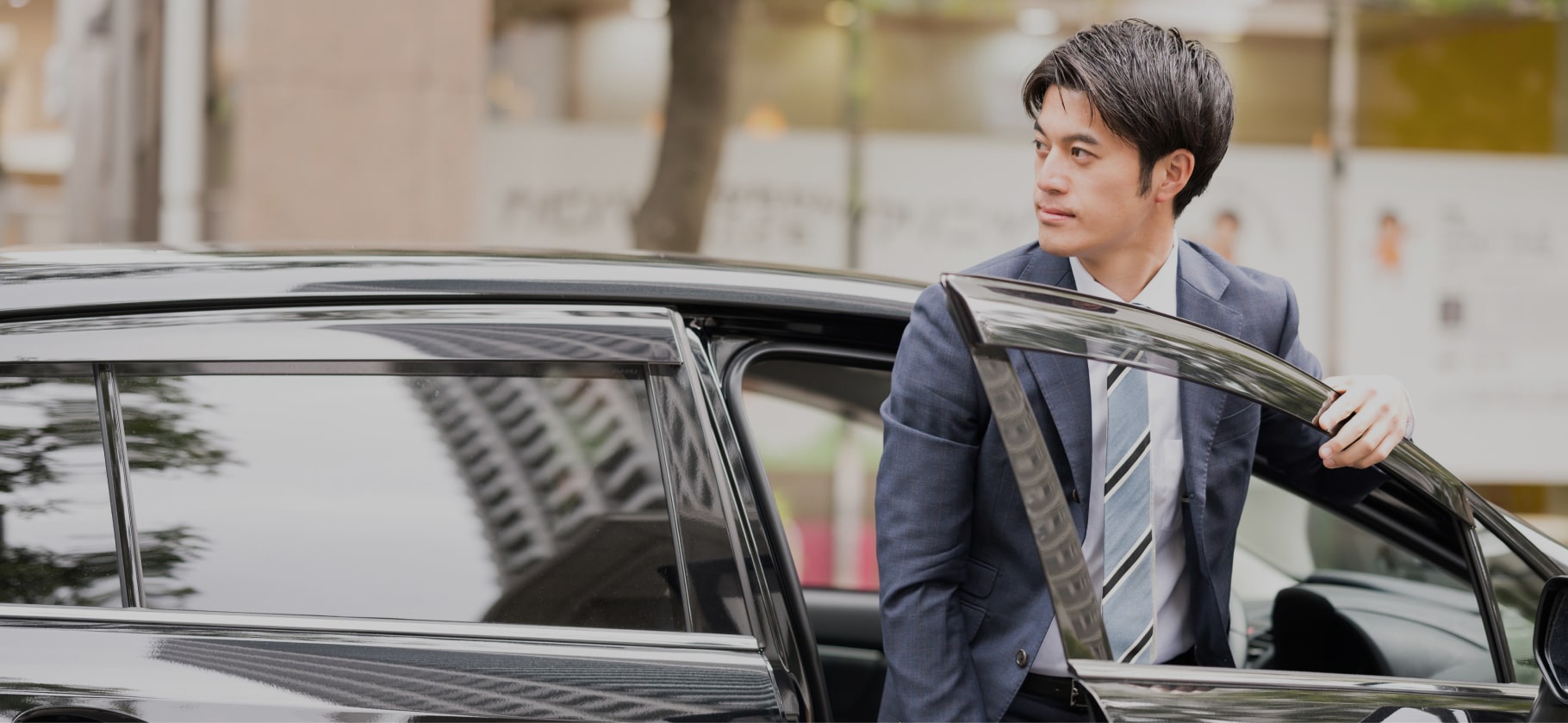 写真：車の運転席から降りる男性