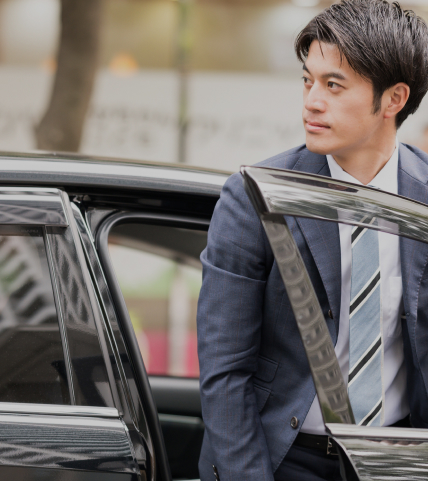 写真：車の運転席から降りる男性