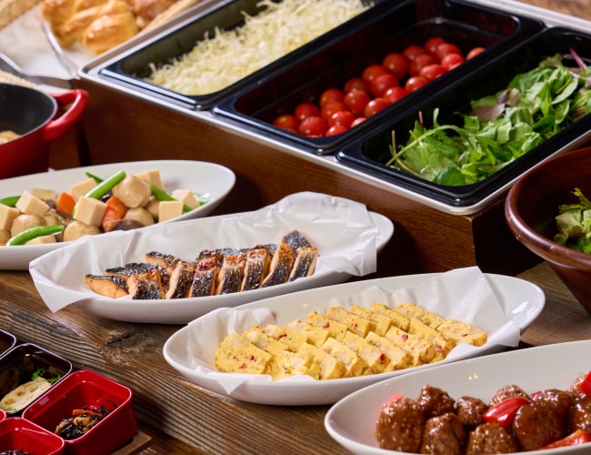 写真:グリルされた魚、卵焼き等朝食が並んだブッフェ